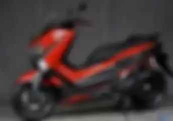 Yamaha NMAX 2016: Simple Elegant, Manchester United Style