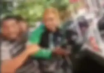 Miris! Video Detik-detik Pengendara Ojek Online Dirampas Jaketnya dan Dikeroyok Sopir Angkot di Semarang