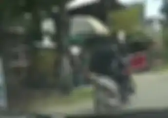 Kocak! Batman Terciduk Naik Honda Supra Saat Melintas di Balikpapan, Simak Videonya