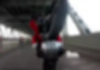 Gokil! Sebelum Bagikan Hadiah, Rombongan Sinterklas Ini Pamer Aksi Wheelie di Jalan Raya