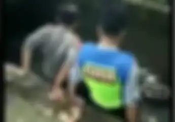 Sadis! Video Detik-detik Ibu-ibu Terjungkal ke Got Karena Motornya Ditendang Jambret, Ini Dia Kondisinya
