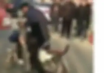 Ajaib! Tabrak Truk Berkali-kali, Pengendara Matik Ini Punya Kepala Super Kuat Simak Videonya