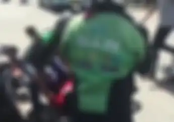 Brutal! Pengendara Ojek Online Berantem, Sekali Pukul Lawannya Langsung Roboh di Aspal Simak Videonya