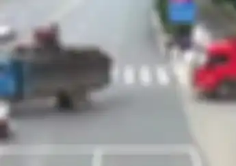 Serem! Video Detik-detik Motor Tabrak Truk, Tubuh Si Pengendara Motor dan Truk Terbakar Hebat