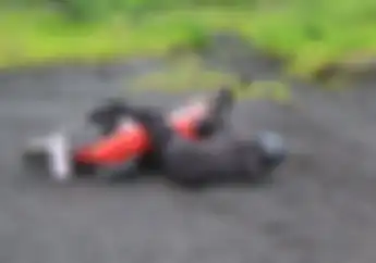 Ada Tekniknya! Bangunkan Motor Jatuh Enggak Sembarang, Ini Caranya..