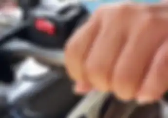 Fatal! Ini yang Bakal Terjadi Kalau Sering Pindah Gigi Tanpa Tarik Tuas Kopling Motor Harian