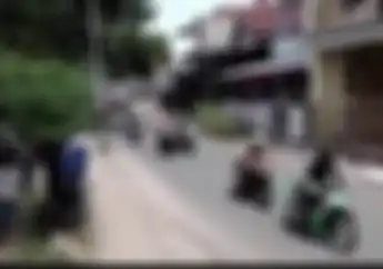 Mengerikan! Video Detik-detik Pembalap Road Race Tabrak Tiang Listrik, Dua Pembalap Terkapar