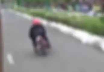 Ngeri! Video Detik-detik Ladies Racer Seksi Ini Terpental Karena Hilang Kendali Akibat Motor Terlalu Liar