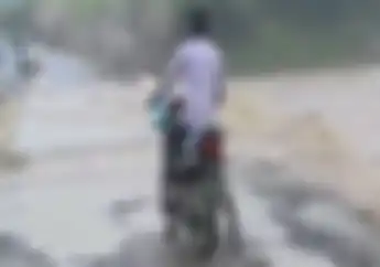 Nekat Terobos Banjir, Pengendara Motor Ini Mengalami Hal yang Enggak Diduga Simak Videonya