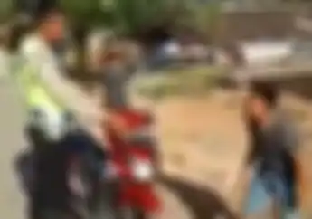 Bikin Ngakak! Video Bocah Nangis Bombay Saat Ditegur Polisi Karena Naik Motor Enggak Pakai Helm
