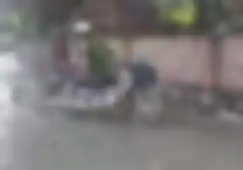 Pengendara Motor Koplak! Tahu Jalan Baru Dicor Malah Dilewati, Ditegur Malah Nantang Ribut Simak Videonya