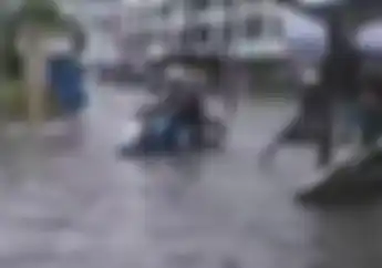 Tragis! Video Detik-detik Pengendara Motor Terperosok ke Kubangan  Saat Melibas Banjir, Begini Kondisinya?