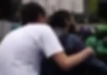 Mendadak Ramai! Ini Curhatan Ibu-ibu usai Marahi  Dua Lelaki yang Naik Motor Sambil Bermesraan 