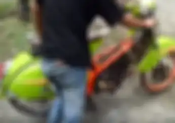 Motor Gokil! Bodi Vespa, Mesin Satria FU dan Bannya Model Cacing