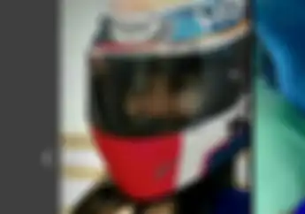 Bikin Kaget! Meme Cewek Seksi Pakai Helm, Pas Dibuka Lha Kok Penampakannya Begitu