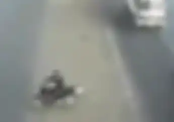 Bukan Kekuatan Gaib! Pengendara Motor Ini Tetap Sehat Usai Ditabrak Mobil dengan Brutal, Simak Videonya