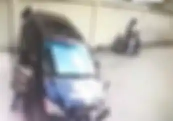 Prakk! Enggak Pakai Lama Pengendara Motor Matik Ini Curi Spion Mobil Mewah, Simak Videonya