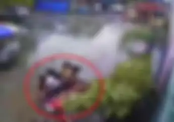 Ngakak! Habis Hujan Ngebut di Tikungan, 3 Cabe-cabean Nyusruk Rame-rame
