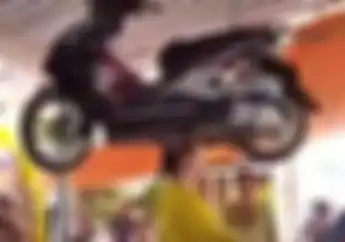The Power of Emak-emak Asyik Berjoget Sambil Junjung Motor di Kepala, Simak  Videonya