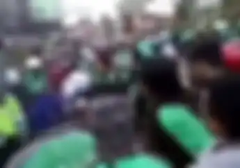 Mencekam! Video Bentrok Driver Ojek Online VS Sopir Angkot, Polisi Lepaskan Tembakan 