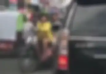 Emak-emak Nekat! Lawan Arus, Motornya Disenggol Avanza dan Ini yang Terjadi Kemudian Simak Videonya