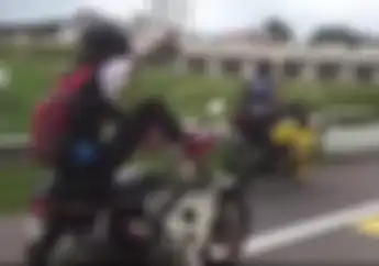 Mantaf Jiwa! 2 Anak Muda Ini Kendalikan Setang Motor Pakai Kaki, Mirip Sirkus? Simak Videonya