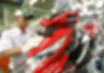 Honda BeAT Ini Tantang Moge di Sirkuit Sentul, Sadis..