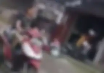 Mantap! Naik Motor Sambil Semedi, Bocah Ini Enggak Takut Jatuh Simak Videonya