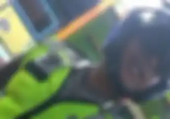 Viral! Video Pria Dibentak dan Ditodong Pistol Oknum Polisi  Gara-gara Parkir Motor di Depan Rumah