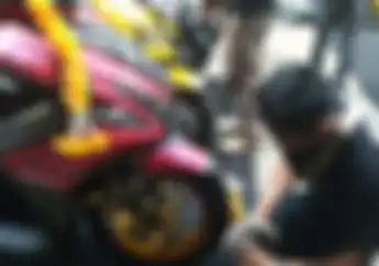 Ngeri! Ada 'Jimat' Bunga Warna Kuning di Salah Satu Motor Peserta Customaxi Yamaha Makassar