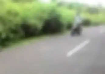 Naik Vespa Bergaya Film Titanic, Hal Mengejutkan Kemudian Terjadi Simak Videonya