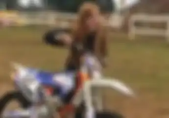 Wuih! Cewek Cantik Ini Jago Banget Turunin Motor Trail dari Mobil Pick Up, Simak Videonya
