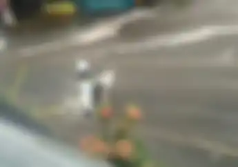 Ngeri! Gara-gara Terjangan Air di Jalan Raya, Bikers Ini Terjengkang Simak Videonya