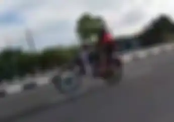 Bikin Ngilu! Detik-detik Ban Depan Honda Astrea Prima Copot, Rupanya Gara-gara Ini