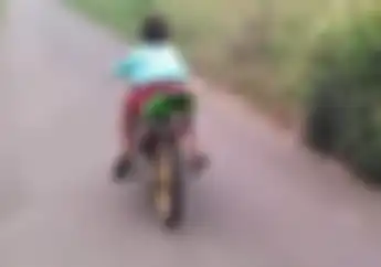 Waduh! Bukan Sekolah, Bocah Bercelana SD Ini Malah Asyik Jadi Joki Simak Videonya