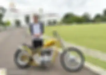 Begini Pose Nyantai Presiden Jokowi Bersama Motor Barunya