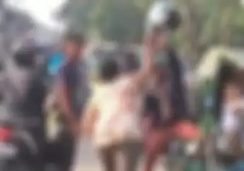 Ngeri! Gara-gara Masalah Sepele, Emak-emak Hajar Pengendara Bentor Pakai Helm, Simak Videonya