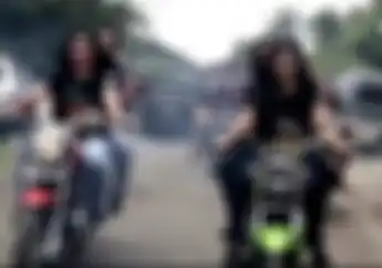 Mantap Jiwa! Aksi Cewek-cewek Cantik saat Konvoi Naik Yamaha RX King, Simak Videonya