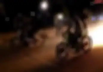 Video Tersadis! Kelamaan Start, 2 Pembalap Liar Ini Diseruduk Mobil