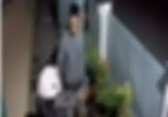 Astaga! Detik-detik Maling Gasak Yamaha Byson Milik Driver Ojol di Parkiran Musholla