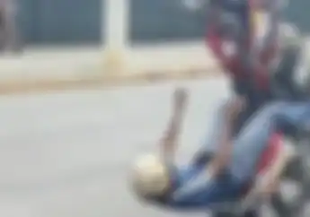 Keren! Freestyler Pamer Aksi Wheelie Sampai Tiduran di Aspal, Kok Enggak Jatuh 