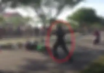 Ngeri! Detik-detik Anggota TNI Nyaris Ditabrak Saat Mau Menolong Pembalap yang Kecelakaan