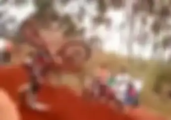 Sakti! Video Aksi Penyelamatan Terkeren, Marc Marquez Sih Lewat