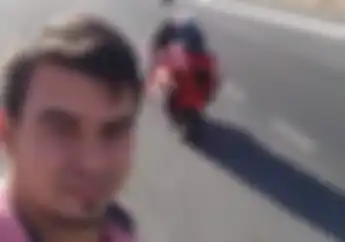 Ngeri! Selfie Saat Ada Balap Motor Lelaki Ini Nyaris Tewas, Simak Videonya