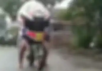 Kocak! Motor Kecil Helm Ukuran Jumbo, Biker Ini Hampir Nyungsep Simak Videonya