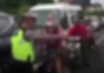 Viral! Ditegur Karena Enggak Pakai Helm, Bule Seksi Ini Melawan dan Memaki Polisi