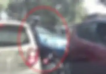 Video Kumpulan Insiden Lucu dan Berbahaya Pengguna Jalan, Saling Pukul sampai Bajaj Mundur 