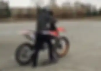 Skill Tingkat Dewa! Kendalikan Motor Trail Sambil Main Skateboard, Simak Videonya
