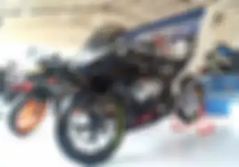 Tampilan Motor Memang Jadi Ganteng dan Sporty, Tapi Ini Bahayanya Pakai Ban Slick di Motor Harian