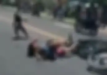Ngilu! Detik-detik Biker Boncengan Bertiga Dihajar Motor dari Belakang,  Ini Kondisinya